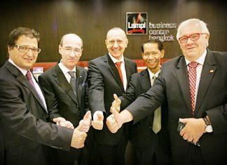 Members of Parliament from Austria Dr. Wittmann (far left) and Anton Heinzl (far right); member of Thai-Parliament Prapunt Harnchai (2nd right) together with the hosts Peter Lampl (middle) and Stefan Buerkle (2nd left) give thumbs up to the meeting.
